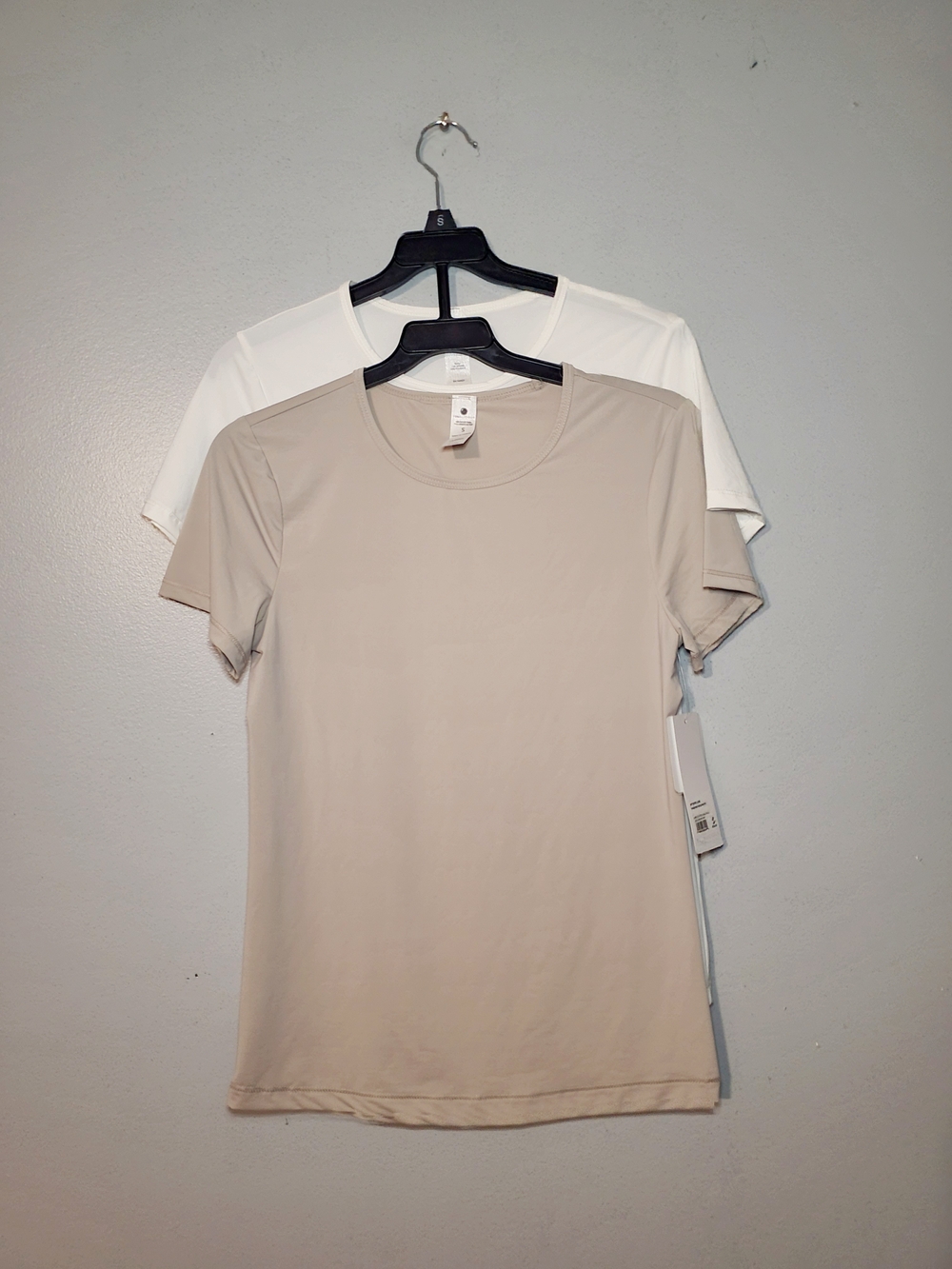 NWT Yogalicious Air Cloud Tara 2 Pack Tops S Shadow Rock White